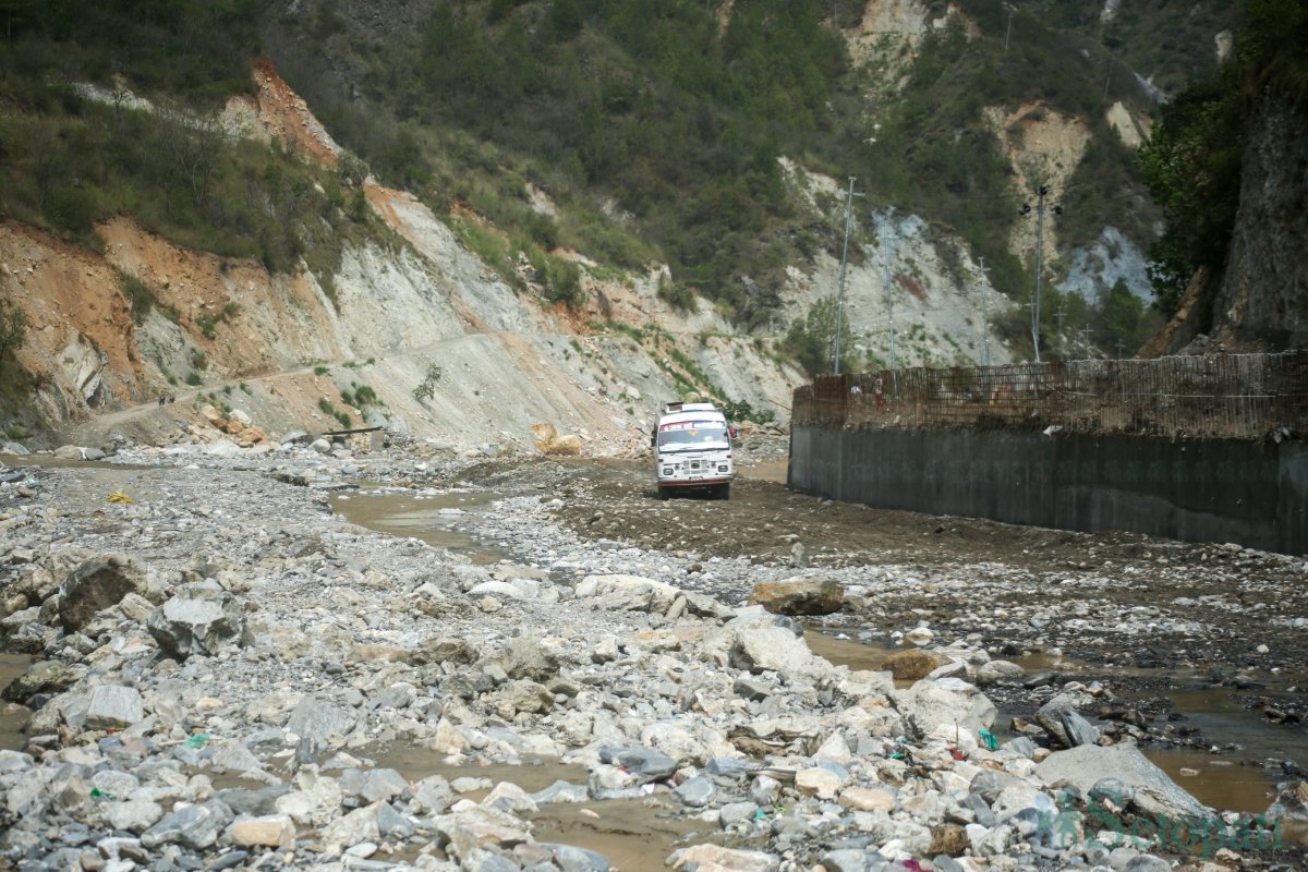 पहिरो र बाढीले ५ मुख्य राजमार्ग प्रभावित